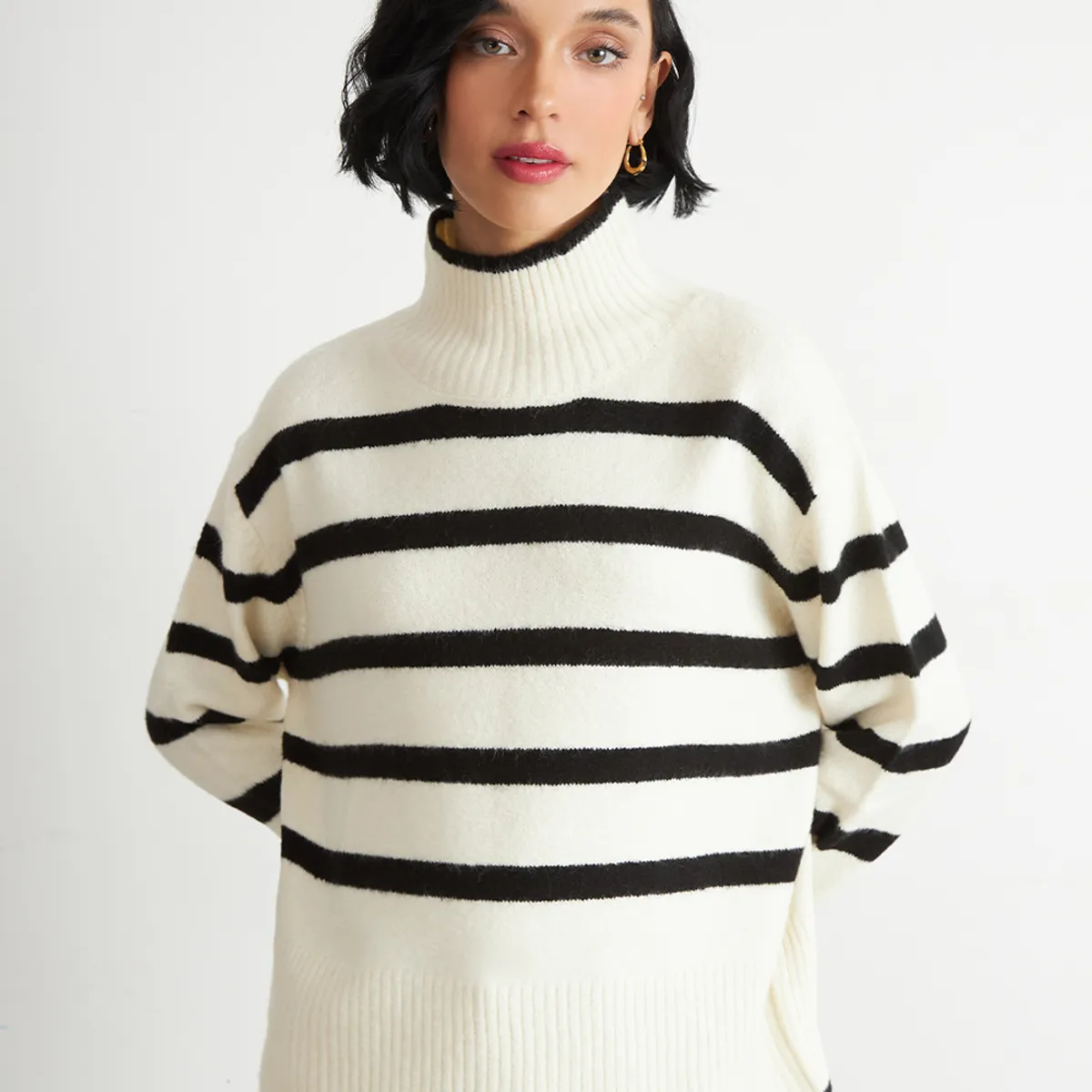 NICOPOLY - Sweater Cuello Alto Rayas Horizontales Blanco Nicopoly