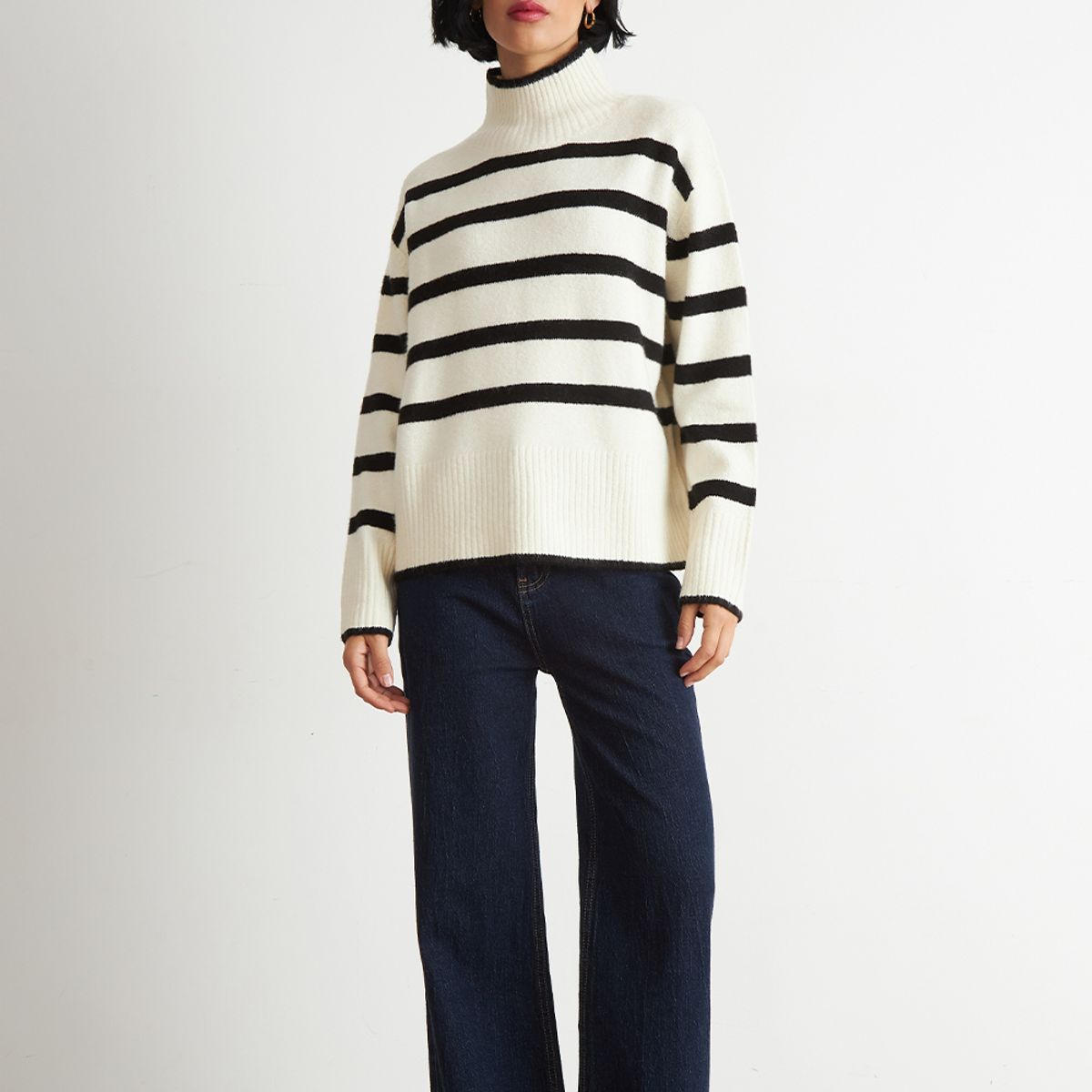 NICOPOLY - Sweater Cuello Alto Rayas Horizontales Blanco Nicopoly
