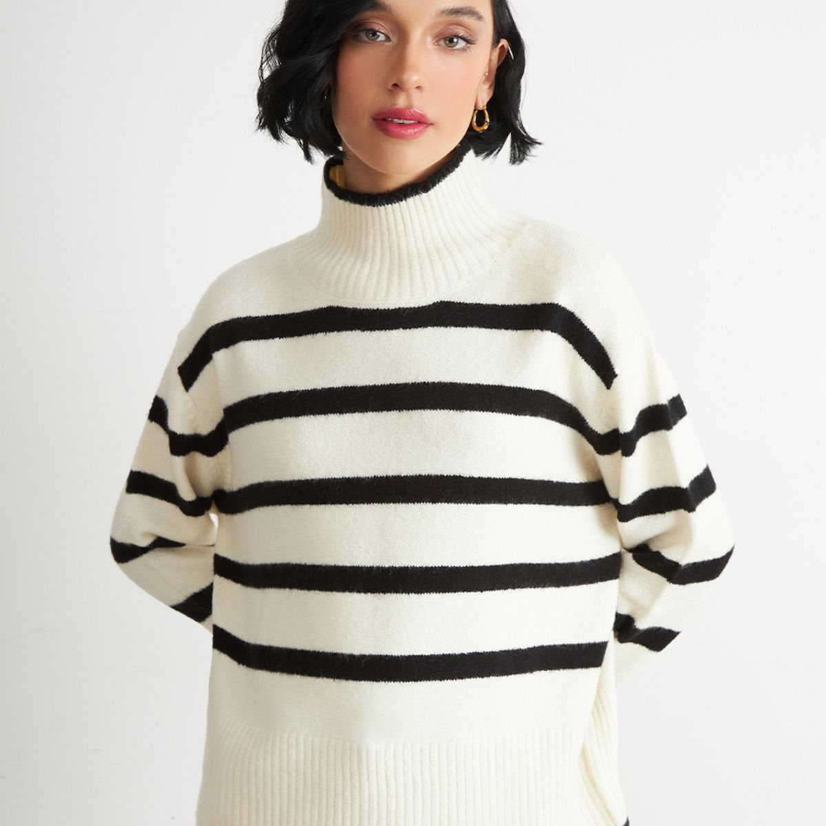 NICOPOLY - Sweater Cuello Alto Rayas Horizontales Blanco Nicopoly