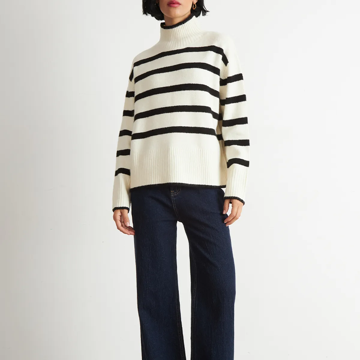 NICOPOLY - Sweater Cuello Alto Rayas Horizontales Blanco Nicopoly
