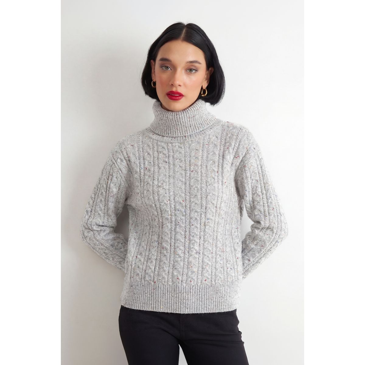 NICOPOLY - Sweater Trenzado Cuello Alto Gris Nicopoly
