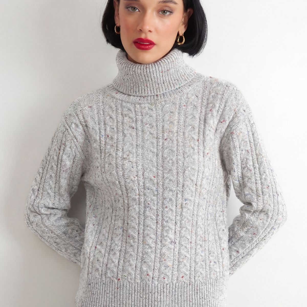 NICOPOLY - Sweater Trenzado Cuello Alto Gris Nicopoly