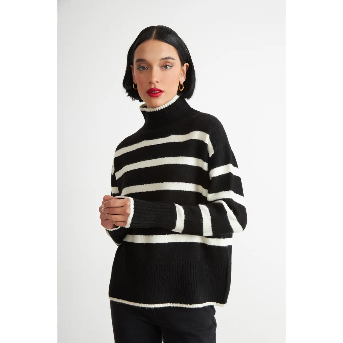 NICOPOLY - Sweater Cuello Alto Rayas Horizontales Negro Nicopoly