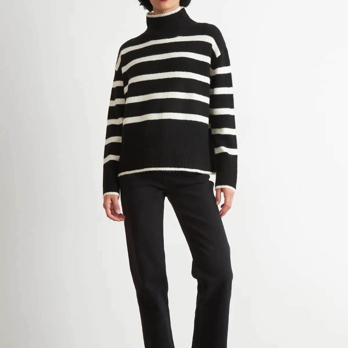 NICOPOLY - Sweater Cuello Alto Rayas Horizontales Negro Nicopoly