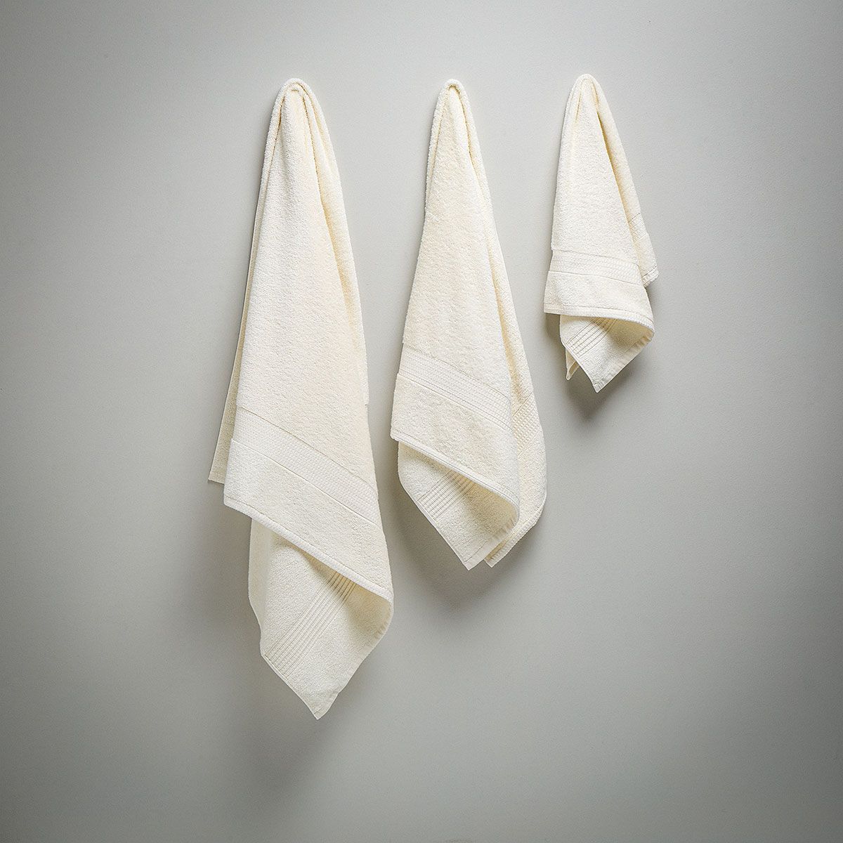 ROSEN - Toalla de Mano Lisa Basic 500 Gramos Crema