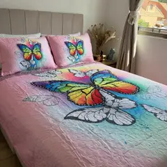 TODOHOGAR SANTIAGO DE CHILE - Cubrecama Quilt 2 Plazas Microfibra Diseño Mariposa Rosa
