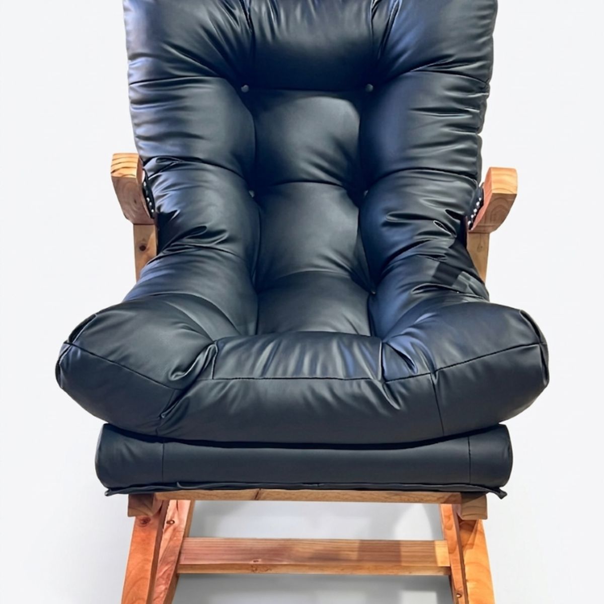 MUEBLES NEW - SILLA MECEDORA COQUETTE CON APOYA BRAZO NEGRO ECOCUERO