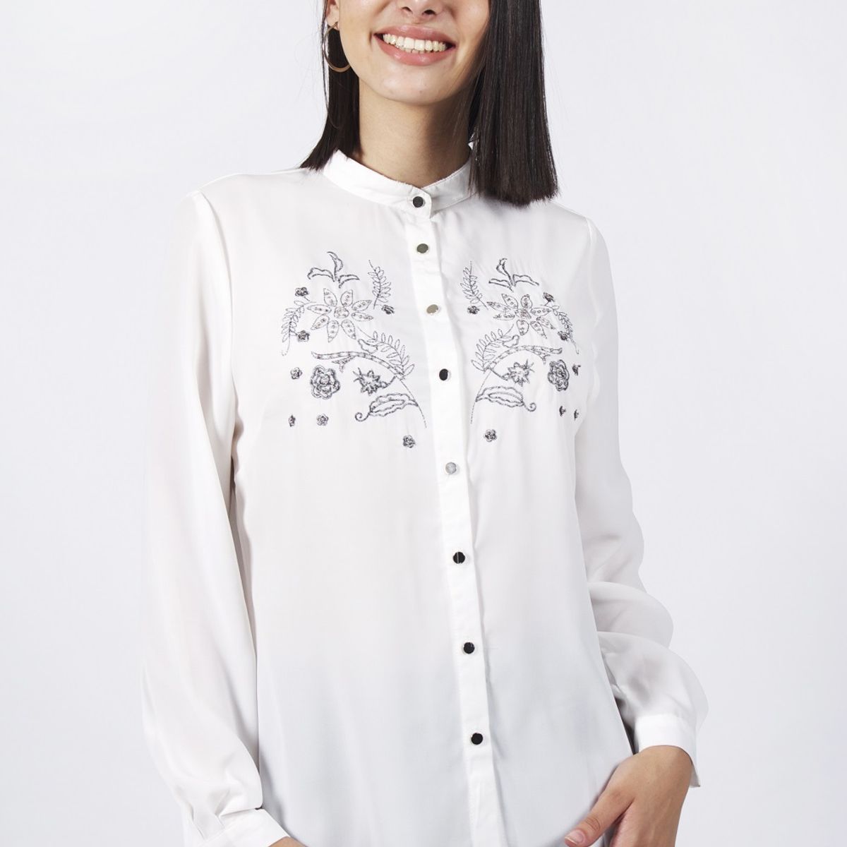 TENTATION - Blusa Bordada Blanca Cuello Mao Tentation