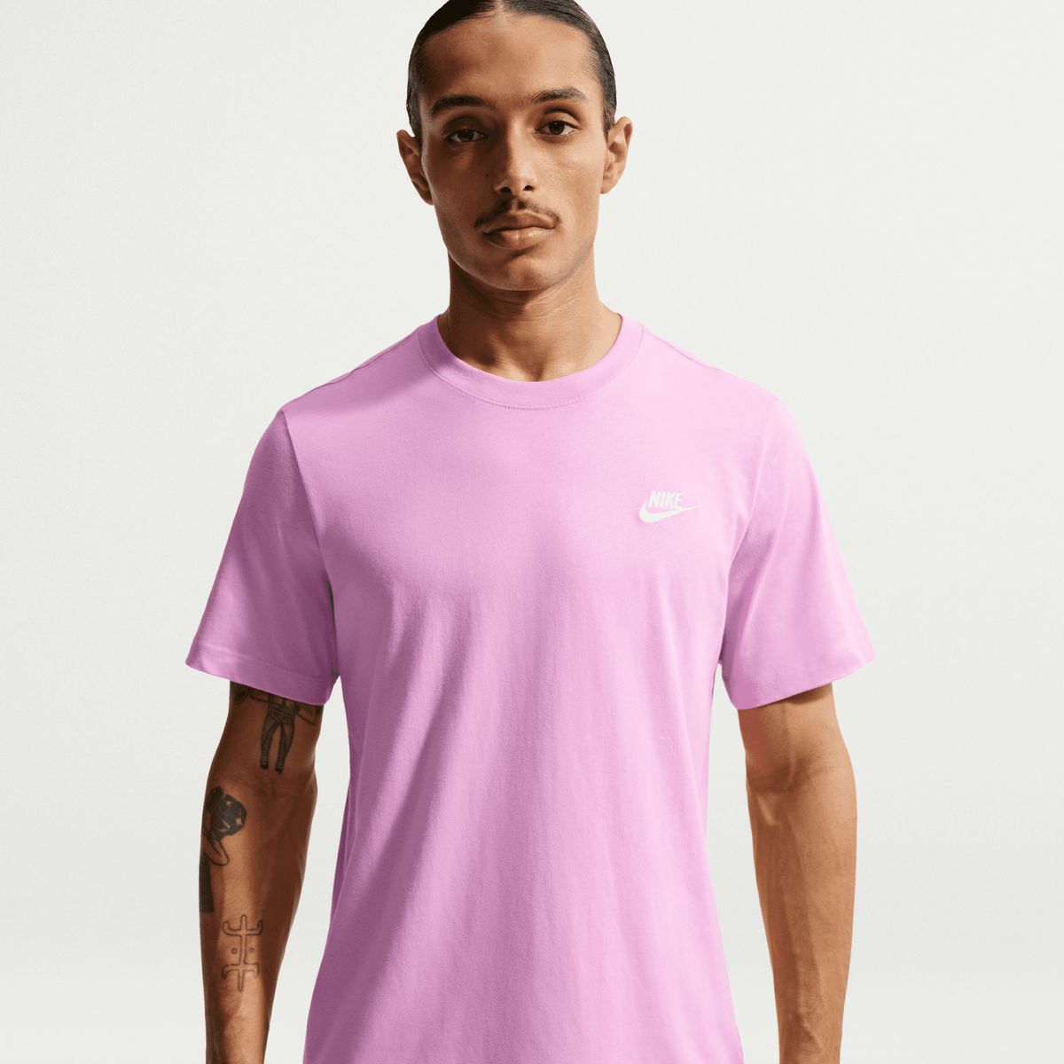 NIKE - Camiseta Nike Sportswear Club Morado Hombre