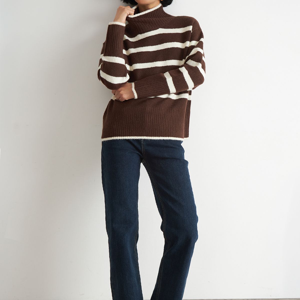 NICOPOLY - Sweater Cuello Alto Rayas Horizontales Mocca Nicopoly
