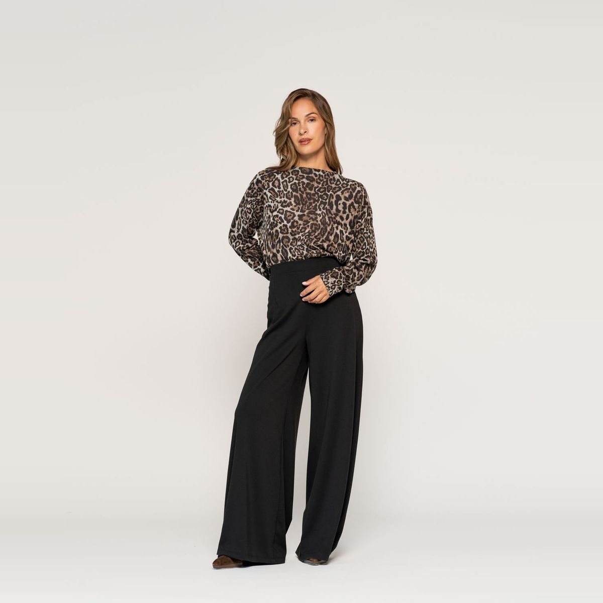 LUDOVICA - Polera Mercedes Animal Print Ajustada Cuello Alto Manga Larga Ludovica