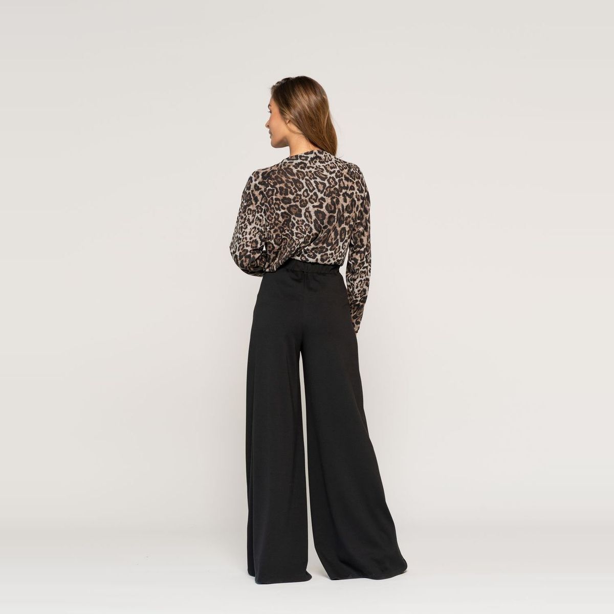 LUDOVICA - Polera Mercedes Animal Print Ajustada Cuello Alto Manga Larga Ludovica
