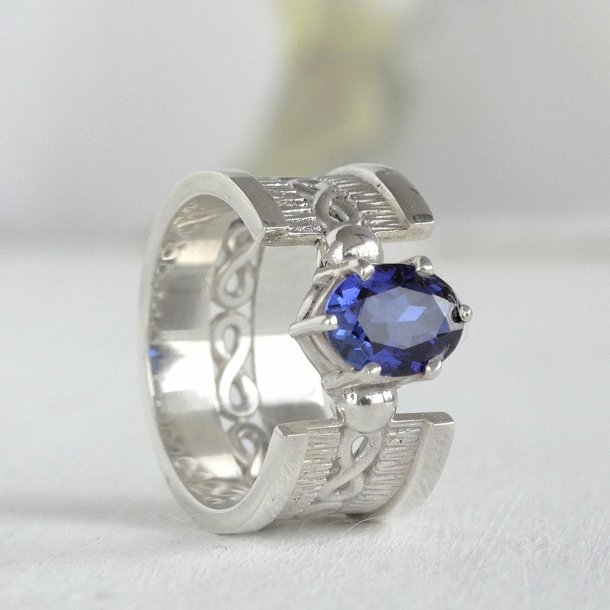 GENERICO - Anillo Plata 950 con Zafiro Azul Oval 6x8 mm - Diseño Texturado Exclusivo