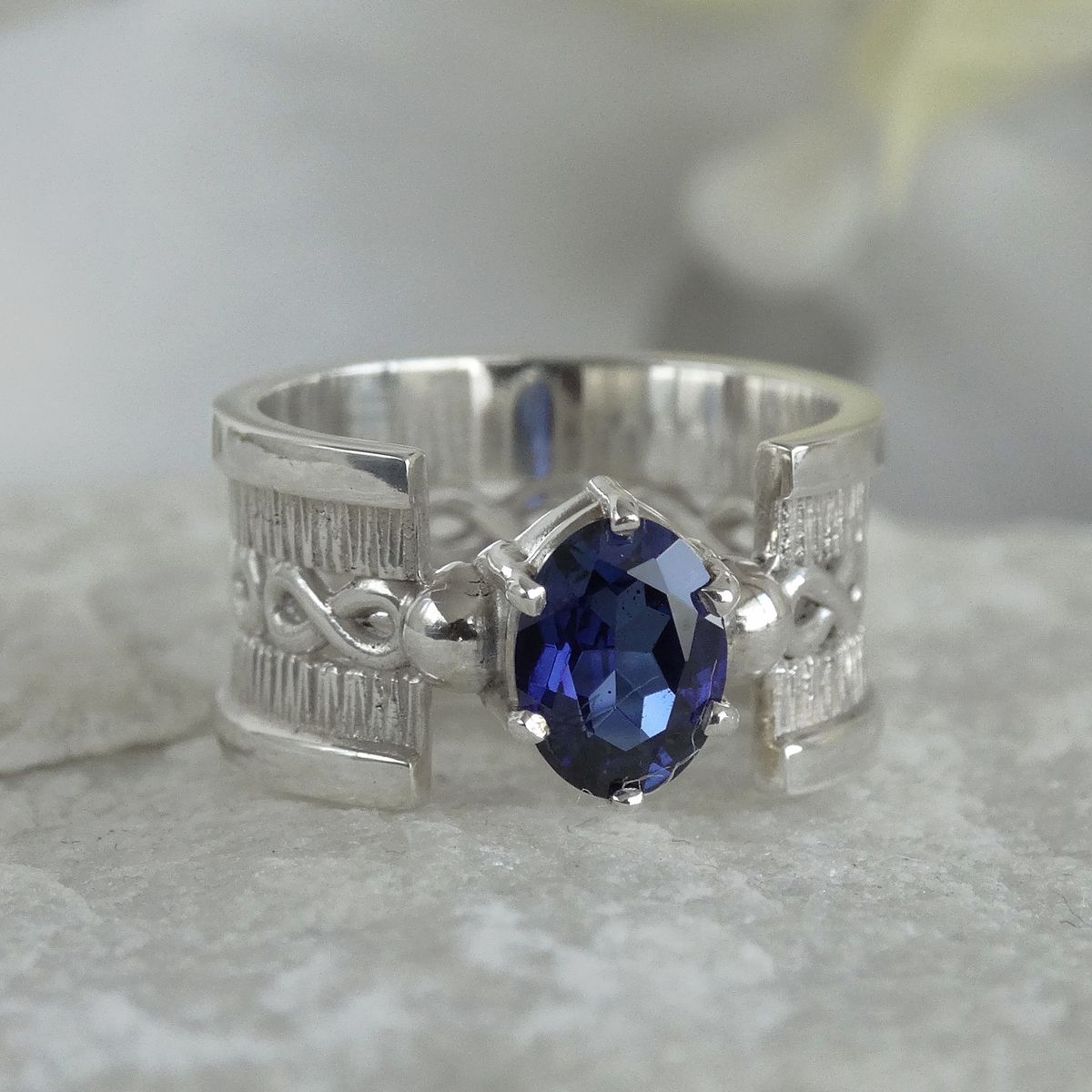 GENERICO - Anillo Plata 950 con Zafiro Azul Oval 6x8 mm - Diseño Texturado Exclusivo