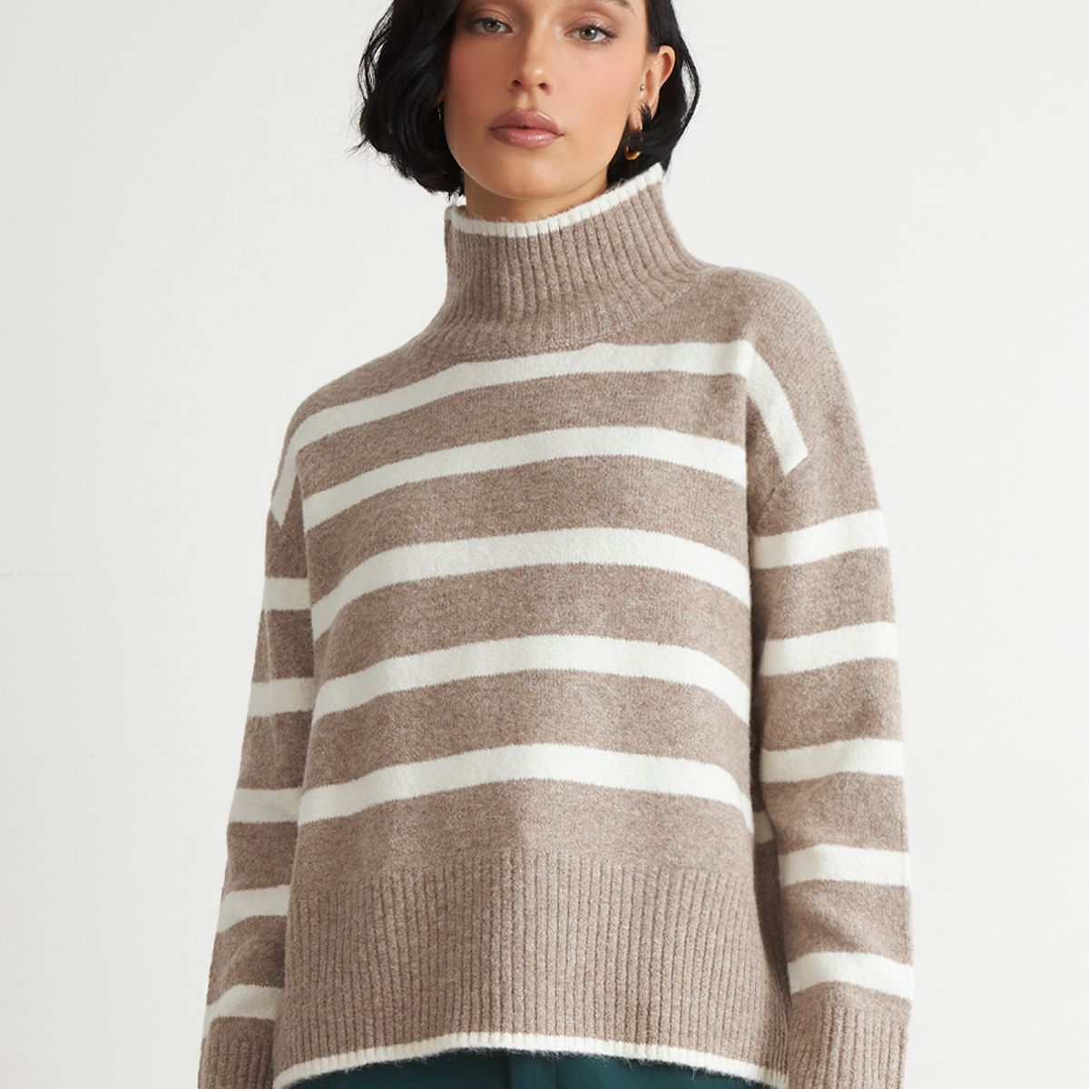 NICOPOLY - Sweater Cuello Alto Rayas Horizontales Khaki Nicopoly