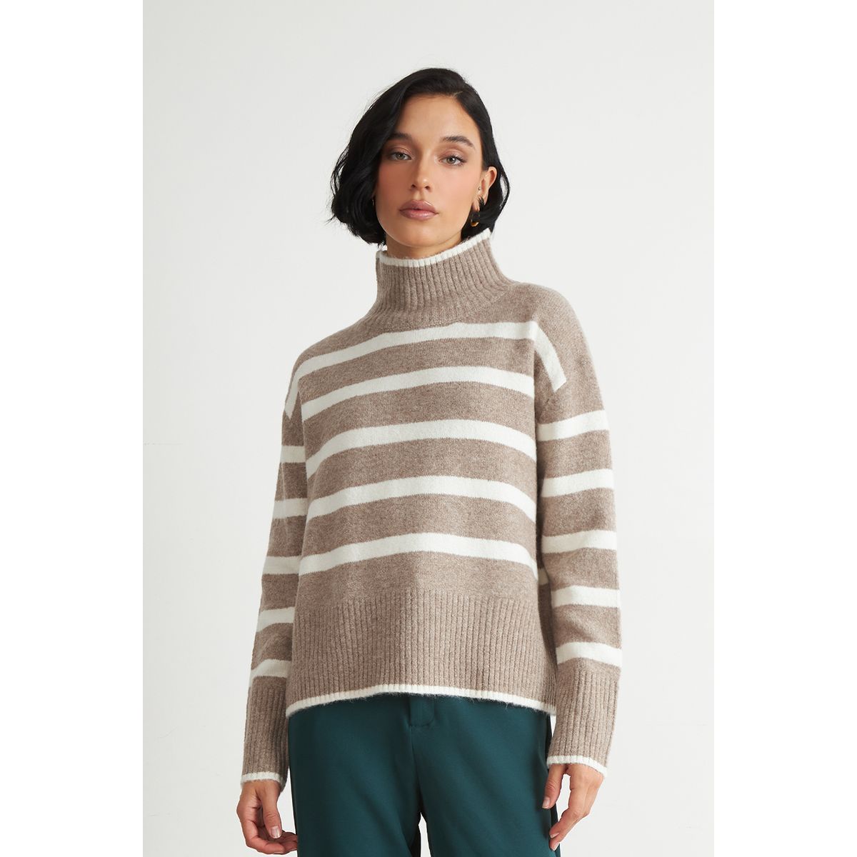 NICOPOLY - Sweater Cuello Alto Rayas Horizontales Khaki Nicopoly