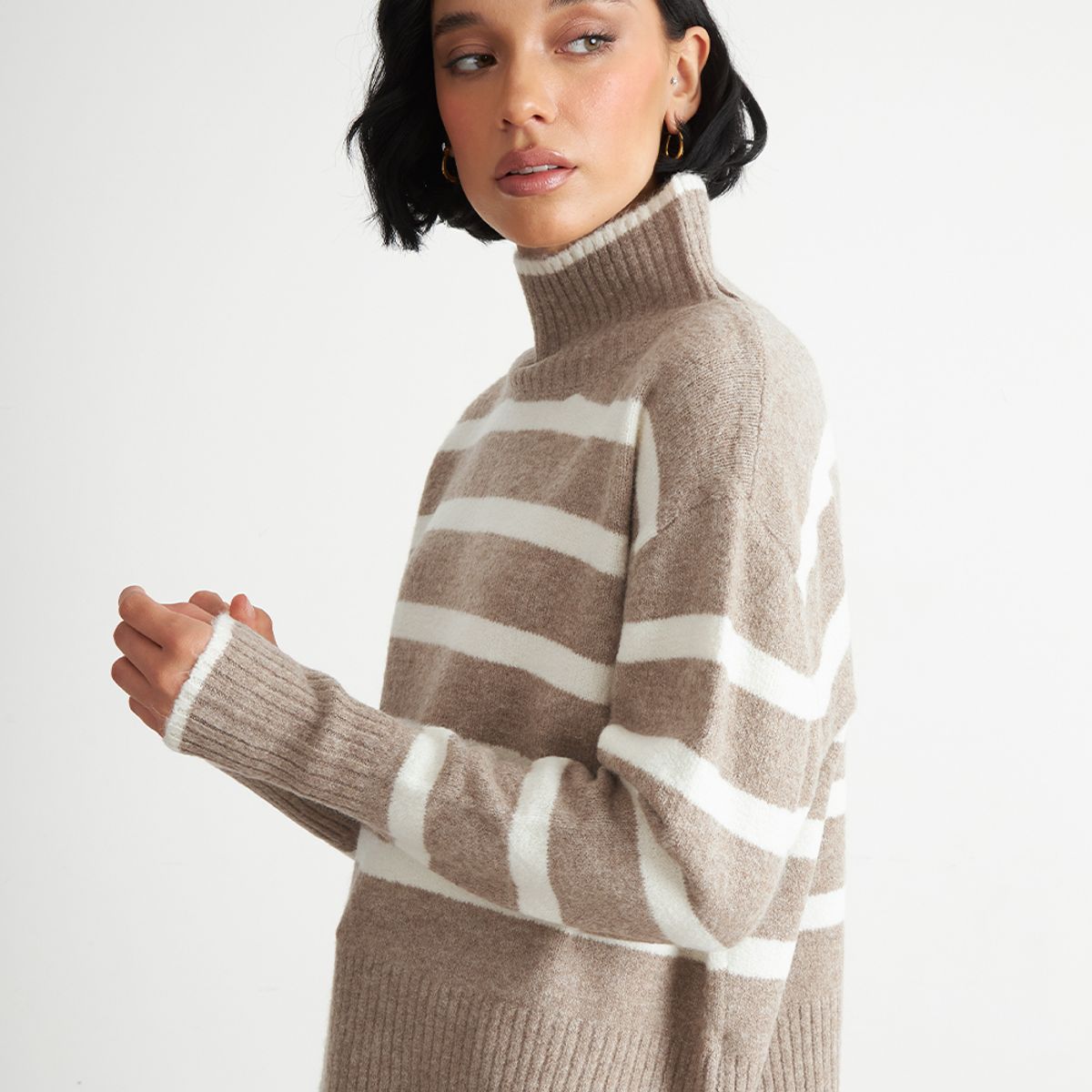 NICOPOLY - Sweater Cuello Alto Rayas Horizontales Khaki Nicopoly
