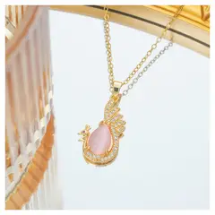 ZG JOYAS - Collar Colgante Pavo Real Cristal Rosa Galvanizado En Oro