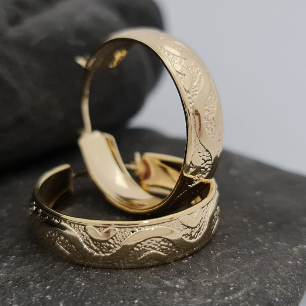 GENERICO - Arete Candonga Tallada Oro Laminado 18k