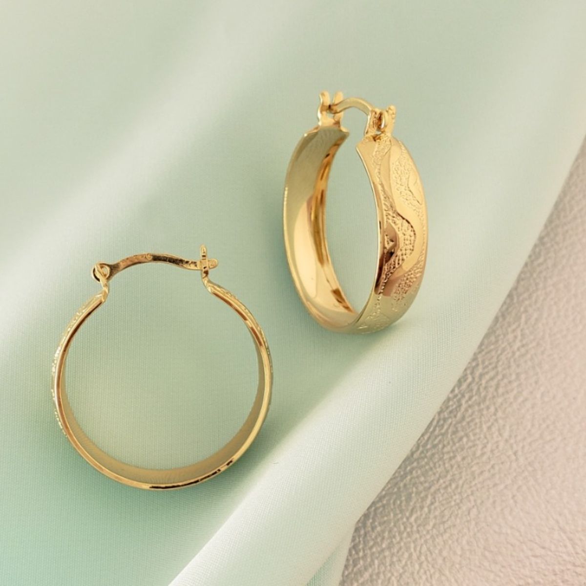 GENERICO - Arete Candonga Tallada Oro Laminado 18k