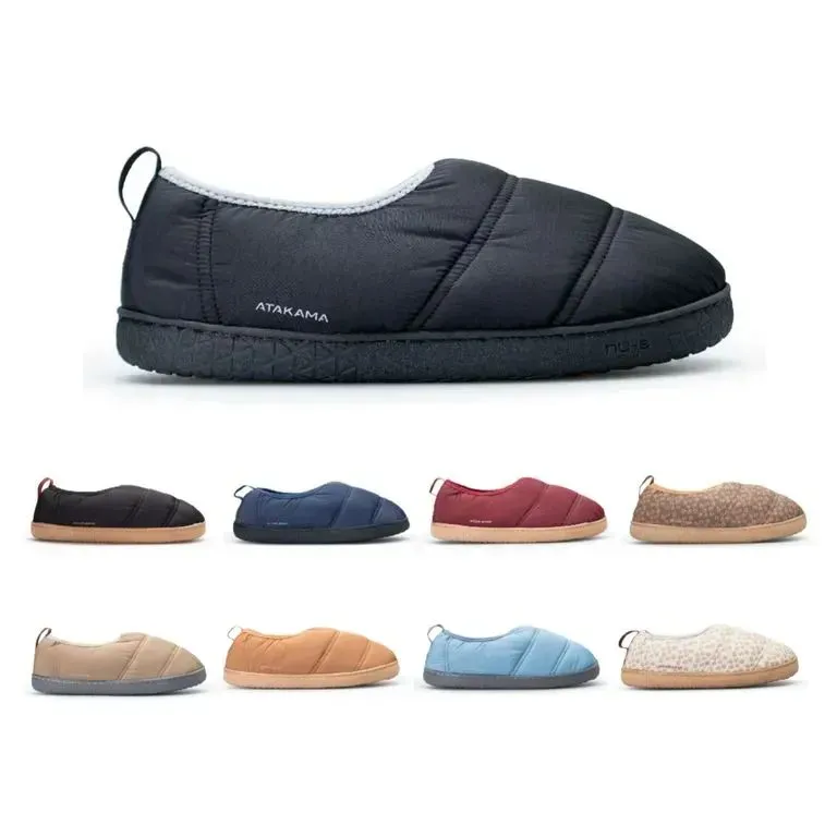 Pantufla acolchada negra con suela gris, junto a sus otros colores