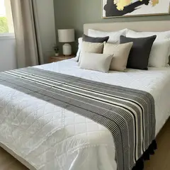 TODOHOGAR SANTIAGO DE CHILE - Piecera Decorativa Blanco Y Negro Con Pom Poms 60 X 210 Cm