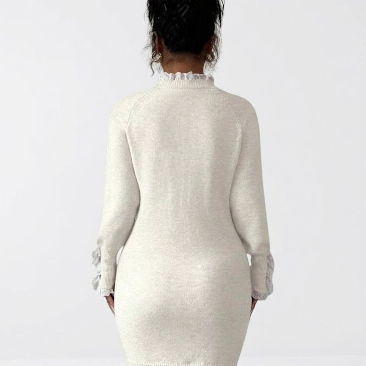 HAMI BOUTIQUE - Vestido Midi de Punto Crema Invierno - Detalles de Encaje y Trenzado Frontal