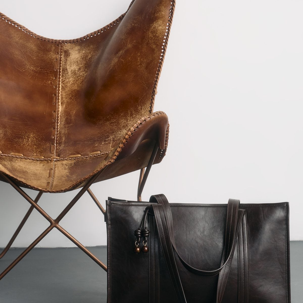 LOUNGE - Cartera De Hombro Acharolada Grande Charm Woman LOUNGE