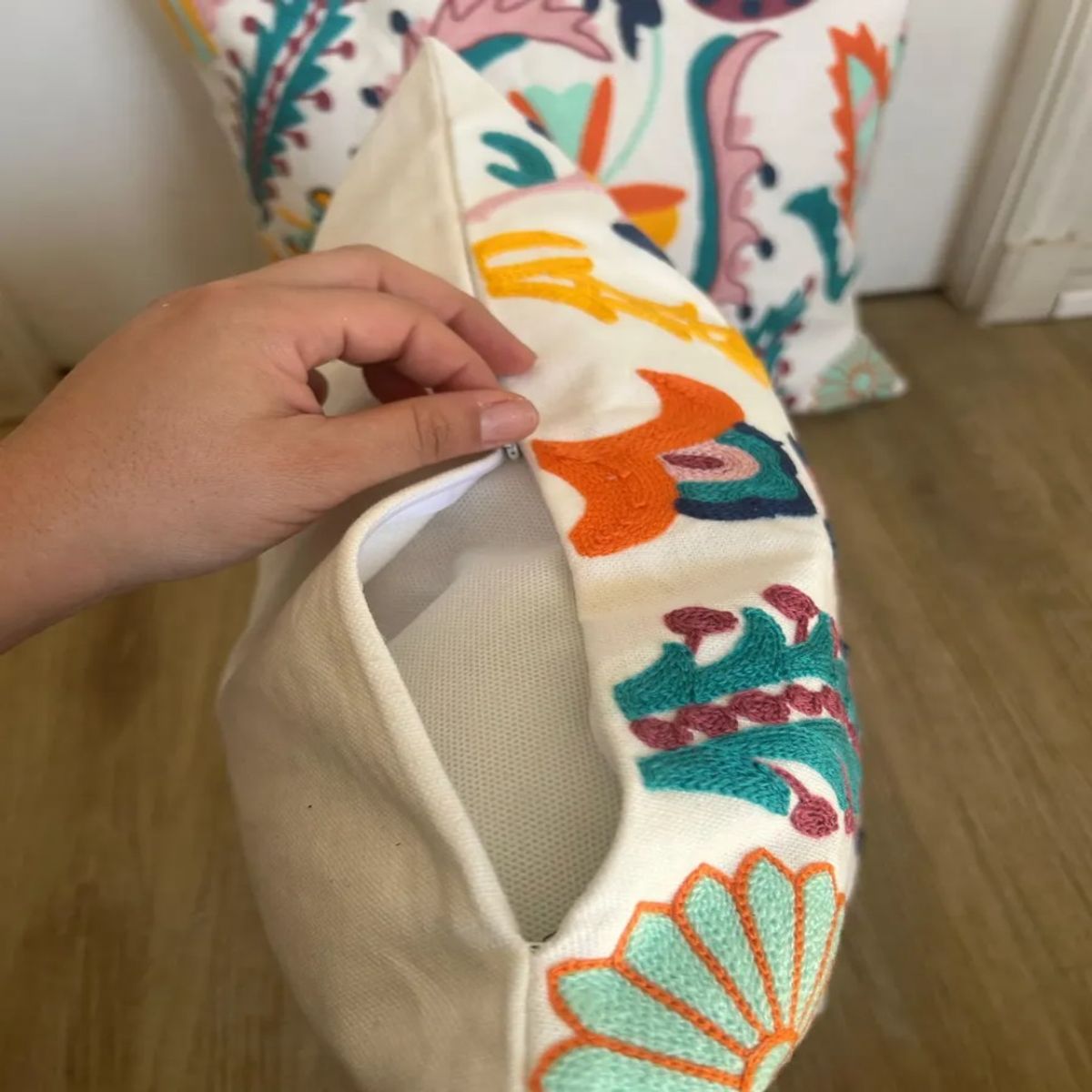 TODOHOGAR SANTIAGO DE CHILE - Set De  2 Cojines Bordados 45×45 Diseño Multicolor “Jardín Vivo”