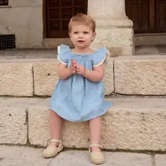 DADATI - Vestido bebé niña de plumeti azul con topos blancos y volante en hombros