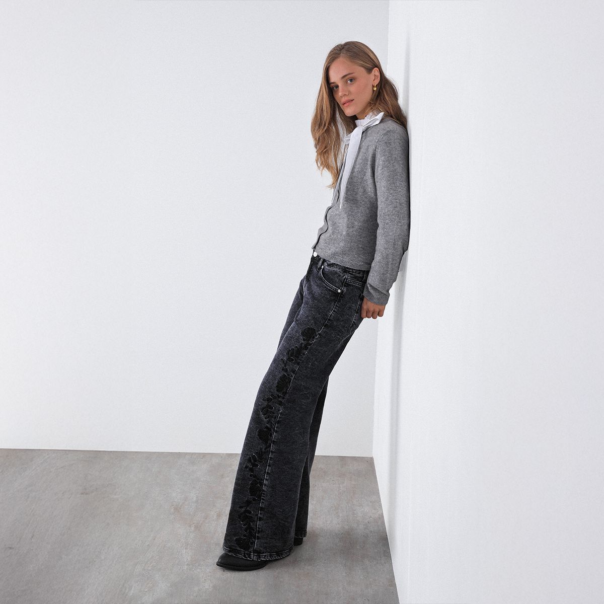 RAINDOOR - Pantalón Bordado Floral Gris Mujer Raindoor