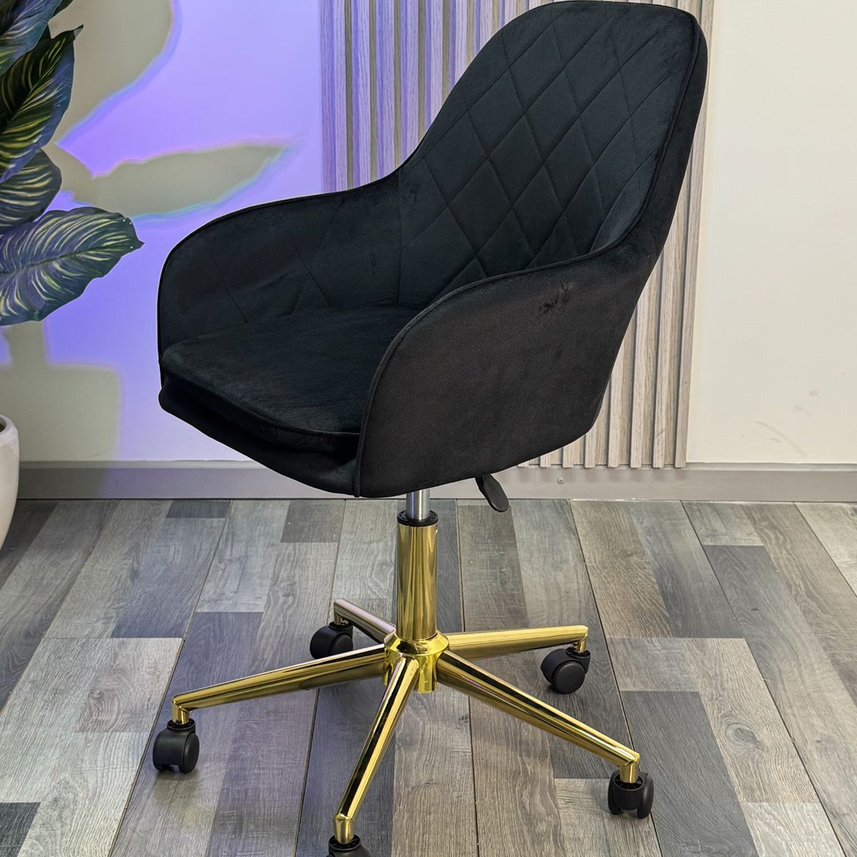 Silla Escritorio Lux Felpa Pedestal Dorado, marca HABITA2 CHILE - Foto 2