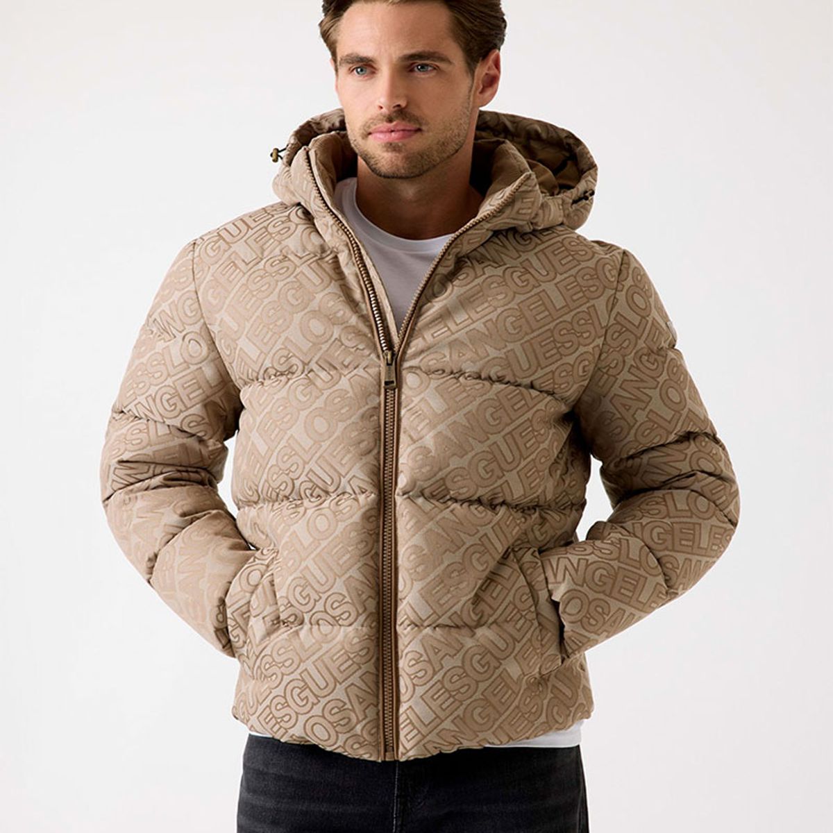 GUESS - Chaqueta Allover Logo Puffa Café