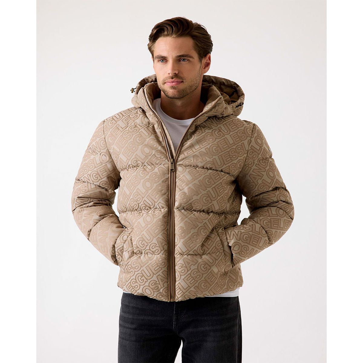 GUESS - Chaqueta Allover Logo Puffa Café