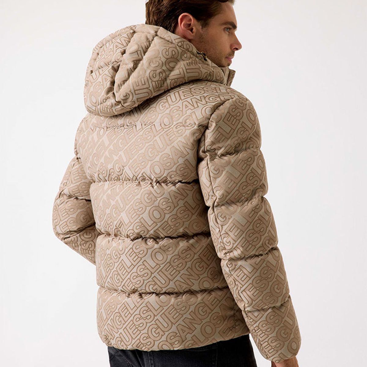 GUESS - Chaqueta Allover Logo Puffa Café