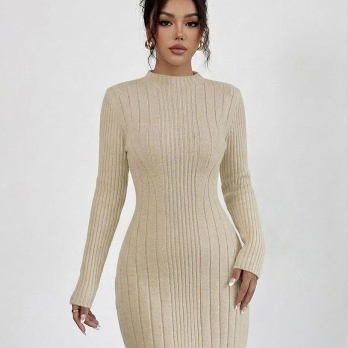 HAMI BOUTIQUE - Vestido Midi de Punto Ribbed Beige Arena - Cuello Medio y Silueta Ajustada