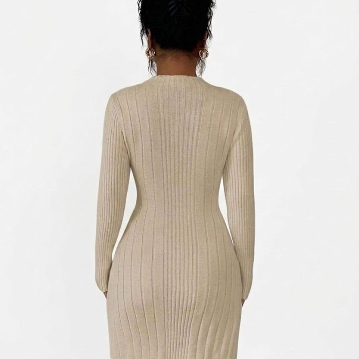 HAMI BOUTIQUE - Vestido Midi de Punto Ribbed Beige Arena - Cuello Medio y Silueta Ajustada