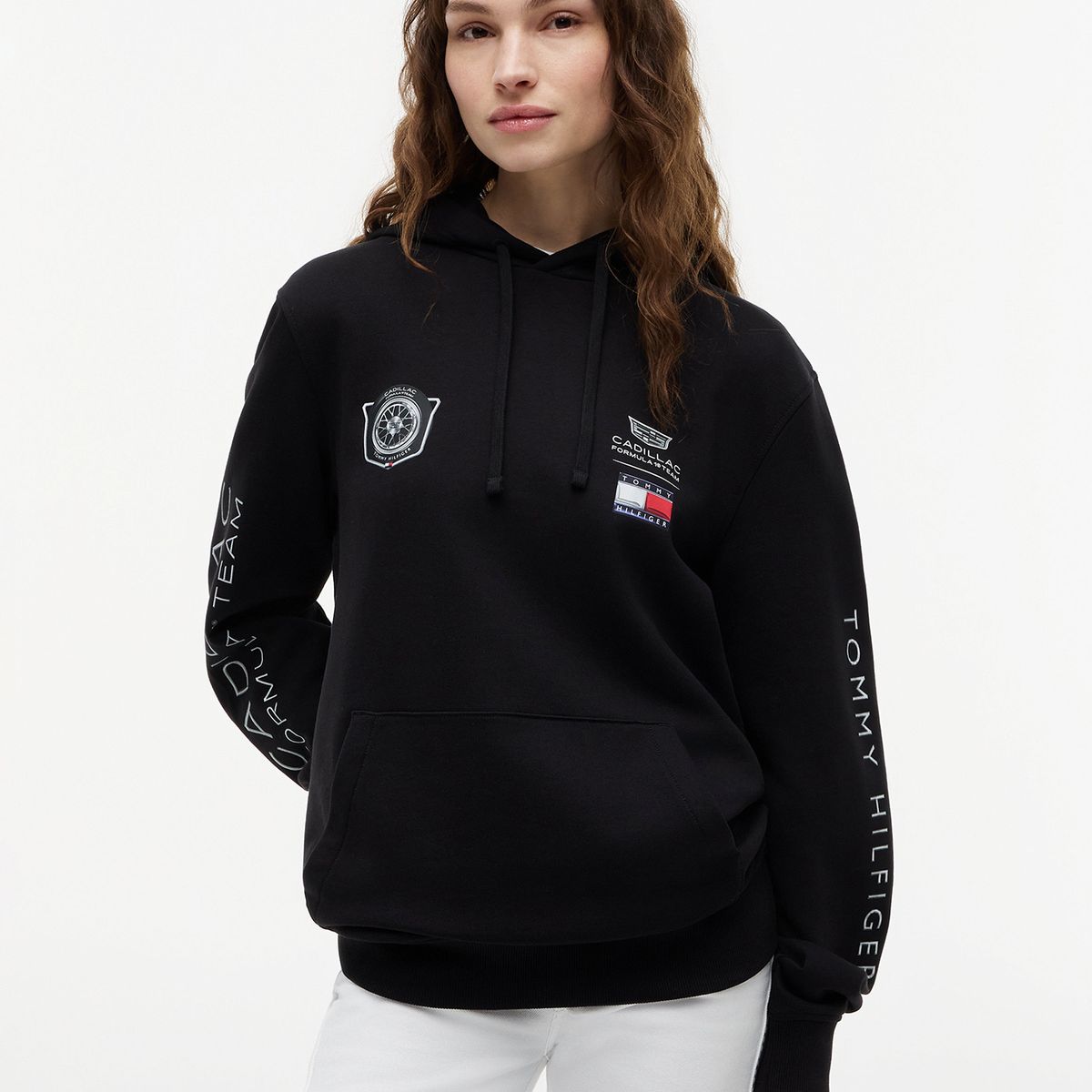 TOMMY HILFIGER - Polerón Unisex Hoodie TH x Cadillac Fórmula 1 Negro Tommy Hilfiger