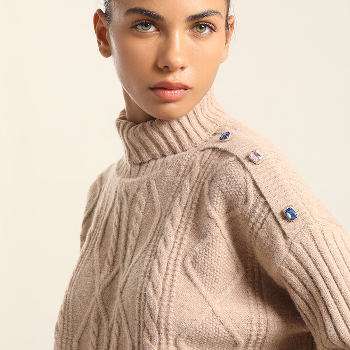 LIOLA - Sweater Punto, Boton Joya, Beige Liola
