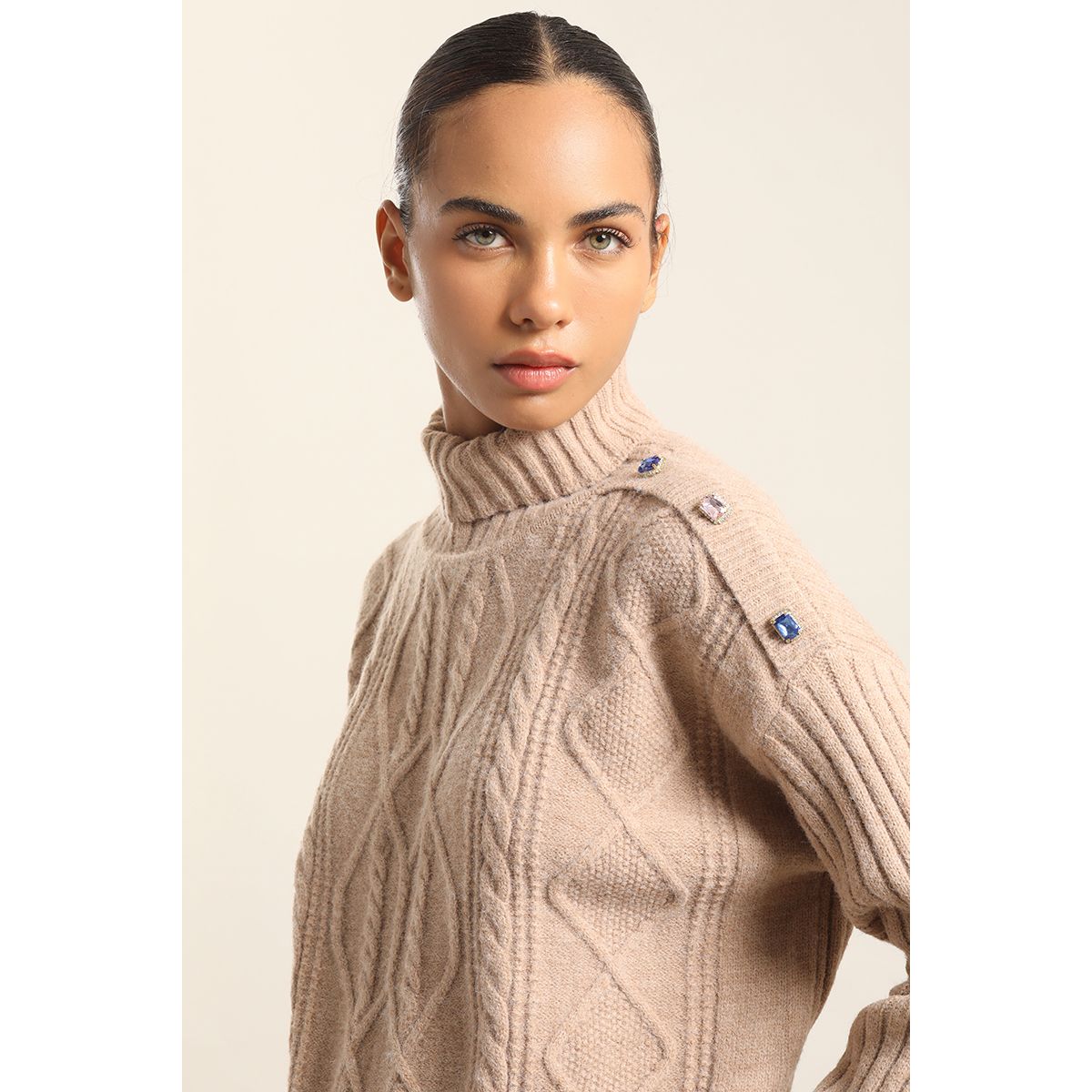 LIOLA - Sweater Punto, Boton Joya, Beige Liola