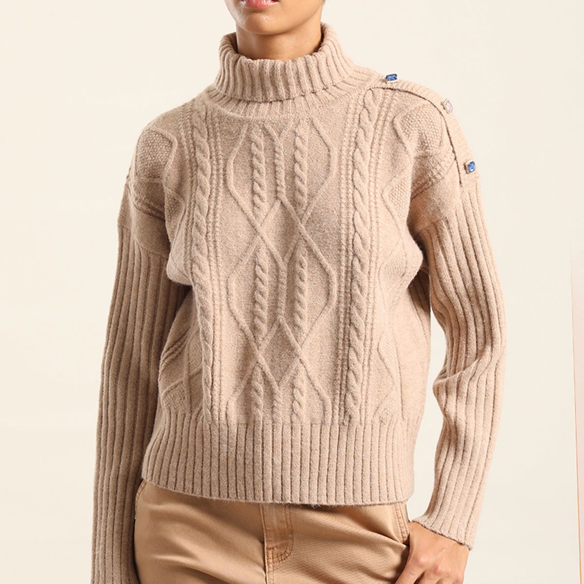 LIOLA - Sweater Punto, Boton Joya, Beige Liola