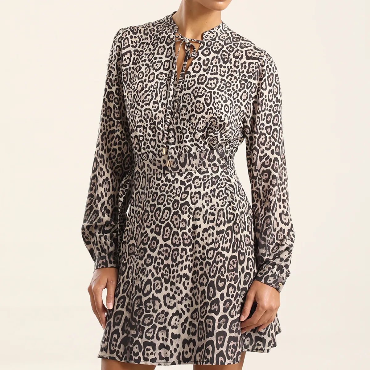 LIOLA - Vestido Corto Estampado Asimetrico, Negro Liola