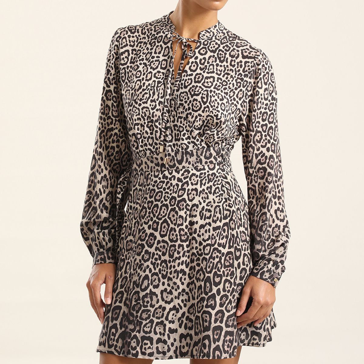 LIOLA - Vestido Corto Estampado Asimetrico, Negro Liola