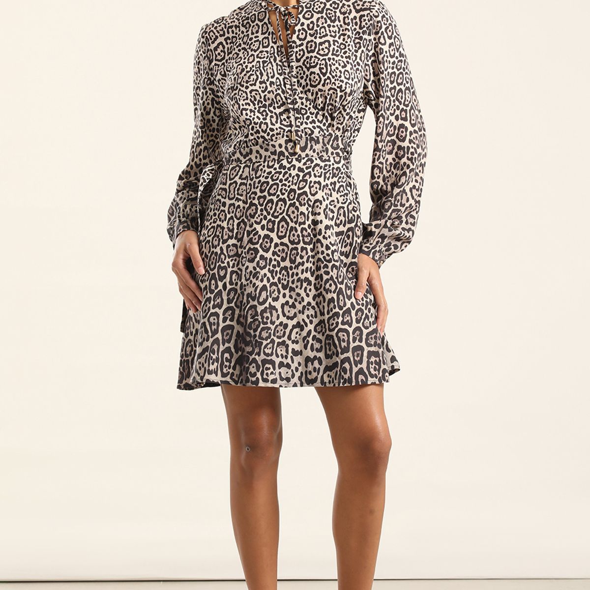 LIOLA - Vestido Corto Estampado Asimetrico, Negro Liola