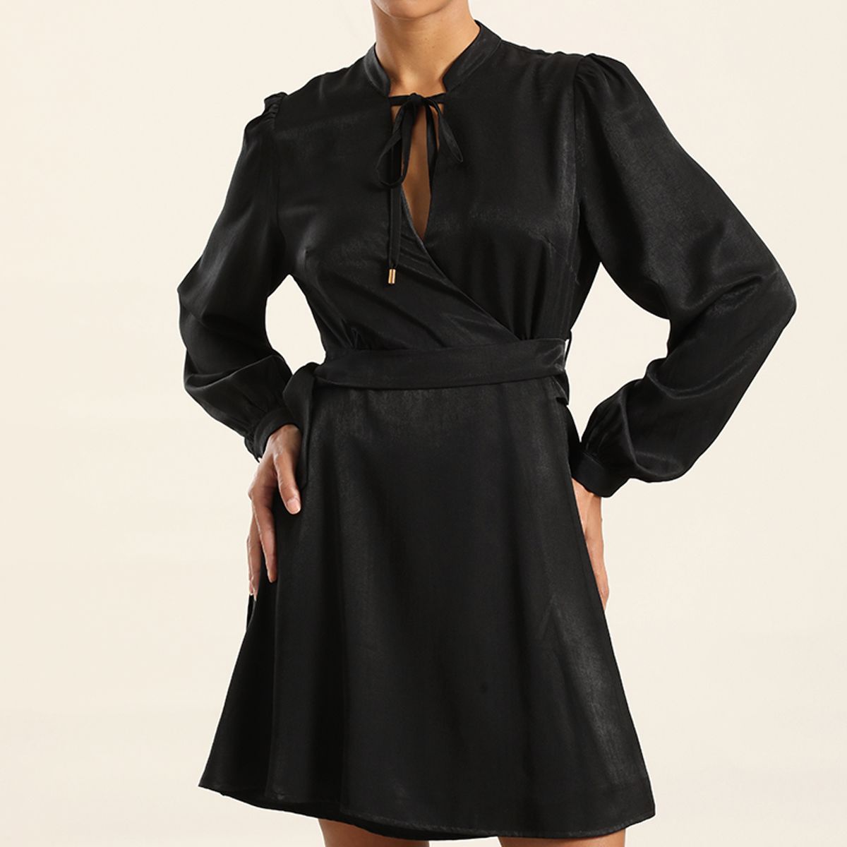 LIOLA - Vestido Corto Asimetrico, Negro Liola