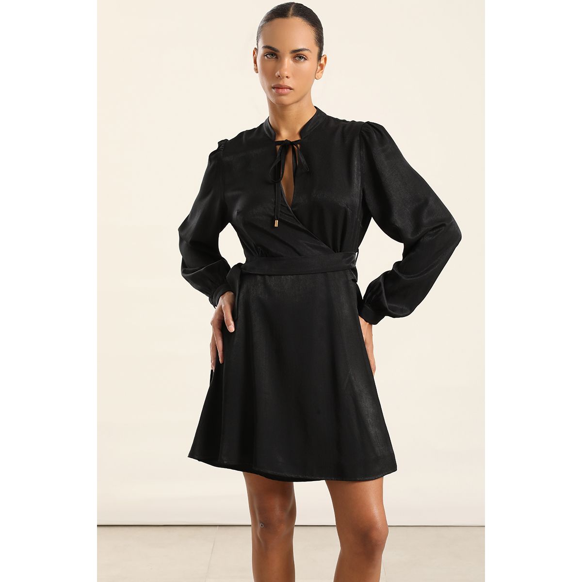 LIOLA - Vestido Corto Asimetrico, Negro Liola