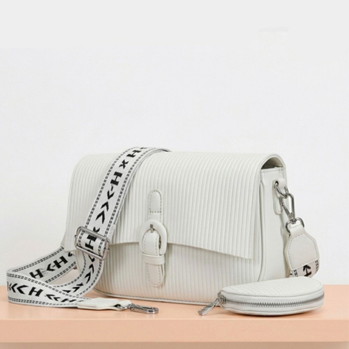 GENERICO - Cartera Bandolera Eco-Cuero Texturizada unicolor liso con Correa Bordada