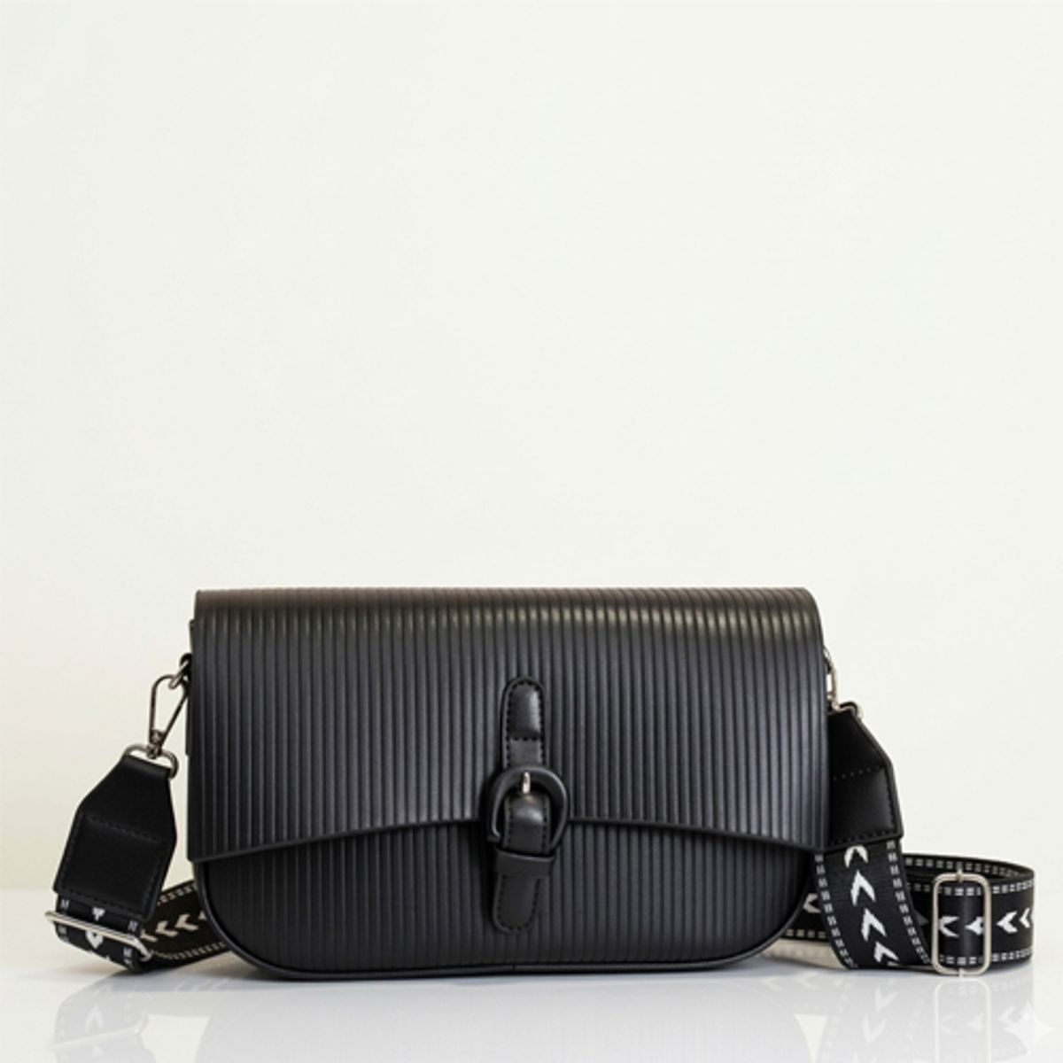 GENERICO - Cartera Bandolera Eco-Cuero Texturizada unicolor liso con Correa Bordada