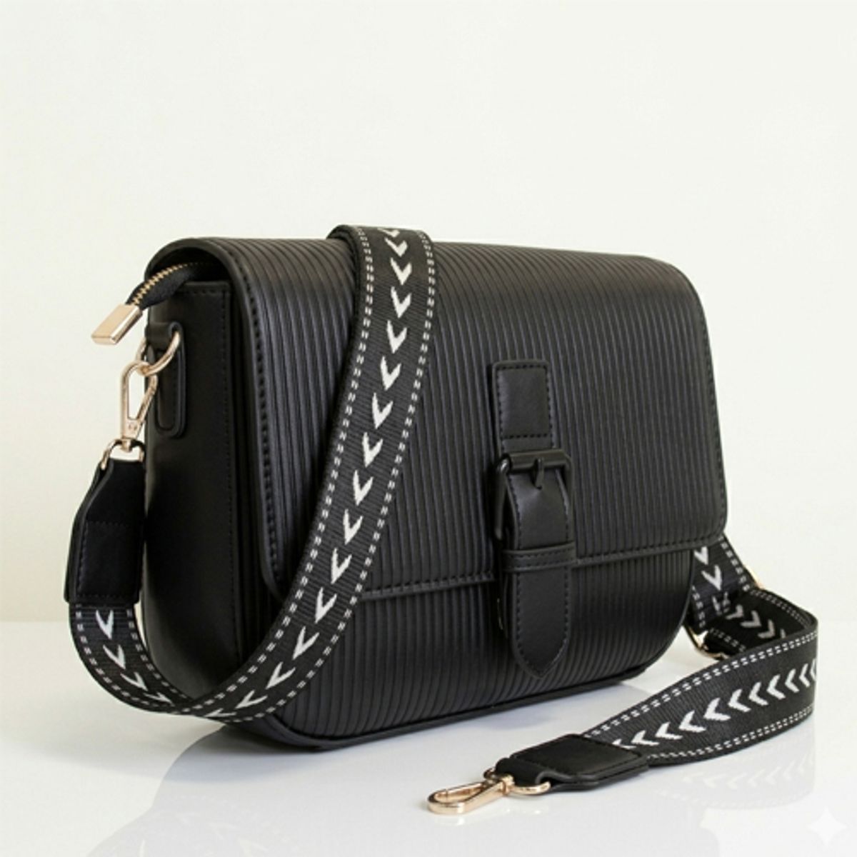 GENERICO - Cartera Bandolera Eco-Cuero Texturizada unicolor liso con Correa Bordada