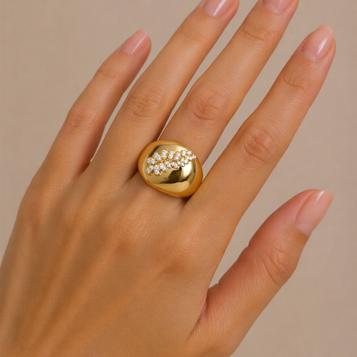 GENERICO - Anillo Esfera Dorado con Cristales ajustable enchapado en Oro 18K